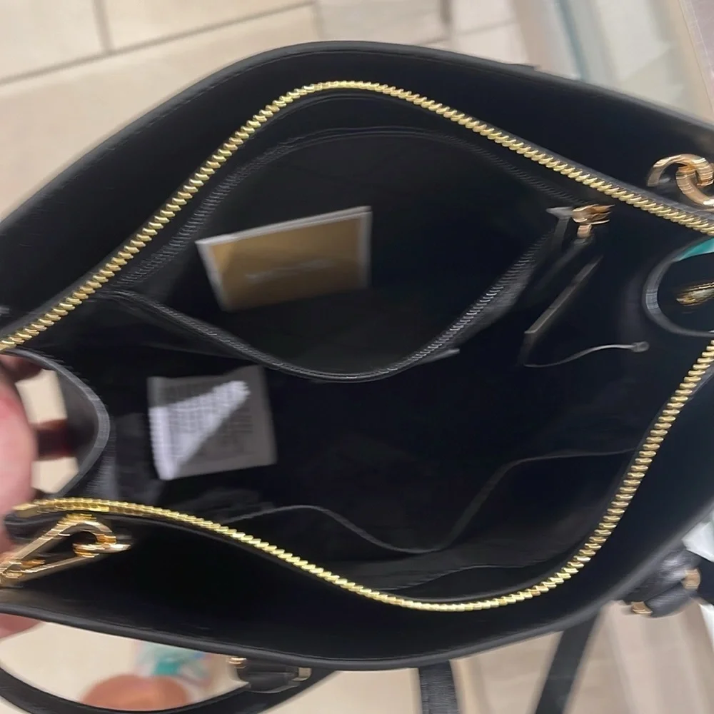 Michael Kors Sheila Medium Center Zip Satchel Crossbody Bag
NWT - Picture 12 of 16